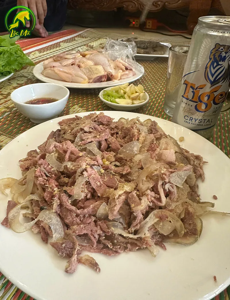 Đĩa nem ngựa Lộc Mã thơm ngon cùng bia mát lạnh và rau lá sung